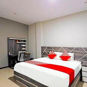 Capital O 91407 Kb Luxury Hostel